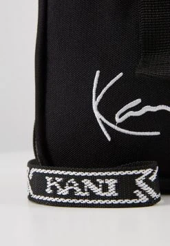 Rabatt ✔️ Karl Kani SIGNATURE TAPE MESSENGER BAG - Umhängetasche - Black/white, Unisex 🎁 -Karl Kani Verkäufe 020fe1f7b30f43618a670066a8742113