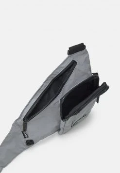 Budget 🌟 Karl Kani SIGNATURE REFLECTIVE CROSSBODY BAG - Umhängetasche - Silver, Unisex 😍 7 Budget 🌟 Karl Kani SIGNATURE REFLECTIVE CROSSBODY BAG - Umhängetasche - Silver, Unisex 😍 -Karl Kani Verkäufe 031b96dc9de14f79a89d0de0a02361c6