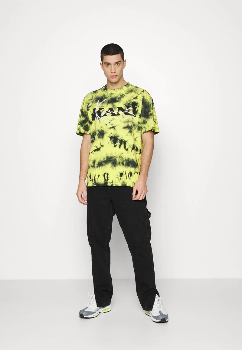 Besorgen ⌛ Karl Kani RETRO TIE DYE TEE UNISEX - T-Shirt Print - Yellow 🔔 2 Besorgen ⌛ Karl Kani RETRO TIE DYE TEE UNISEX - T-Shirt Print - Yellow 🔔 – Bild 2