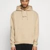 Bestpreis 💯 Karl Kani UNISEX SMALL SIGNATURE HOODY - Kapuzenpullover - Sand ✨ -Karl Kani Verkäufe 14cbff63b4cd4b63bc8452a703e05ede