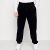 Bestpreis 👍 Karl Kani SMALL SIGNATURE PANTS UNISEX - Jogginghose - Black 🤩 -Karl Kani Verkäufe 153d89fba10f44c3bb9872688e31a482