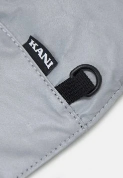 Budget 🌟 Karl Kani SIGNATURE REFLECTIVE CROSSBODY BAG - Umhängetasche - Silver, Unisex 😍 8 Budget 🌟 Karl Kani SIGNATURE REFLECTIVE CROSSBODY BAG - Umhängetasche - Silver, Unisex 😍 -Karl Kani Verkäufe 1e6b52c759ae4d5db48b90f5040a60ea