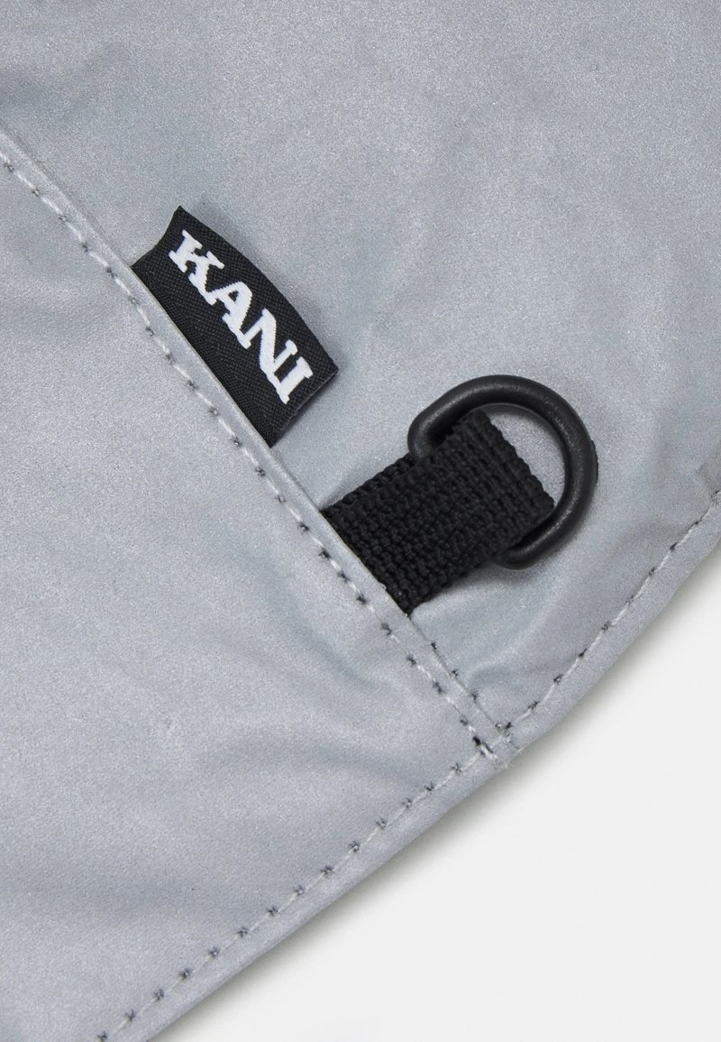 Budget 🌟 Karl Kani SIGNATURE REFLECTIVE CROSSBODY BAG - Umhängetasche - Silver, Unisex 😍 4 Budget 🌟 Karl Kani SIGNATURE REFLECTIVE CROSSBODY BAG - Umhängetasche - Silver, Unisex 😍 – Bild 4
