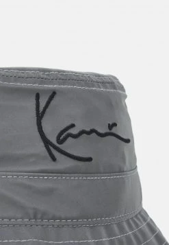 Auslauf ✔️ Karl Kani SIGNATURE REFLECTIVE BUCKET HAT - Hut - Silver, Unisex 🛒 -Karl Kani Verkäufe 1efb3cbd1ac141a1b5abbabc1e3df5a8