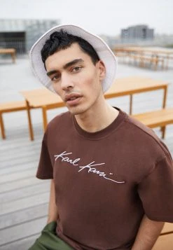 Brandneu 🧨 Karl Kani AUTOGRAPH TEE UNISEX - T-Shirt Basic - Brown 🌟 -Karl Kani Verkäufe 20d96cbd75f14f6fbdd2ab47b30724de
