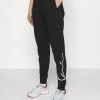 Bestes Angebot ❤️ Karl Kani SIGNATURE - Jogginghose - Black, Damen 🔥 -Karl Kani Verkäufe 2126cb39857f4f798d7158c931ace93a