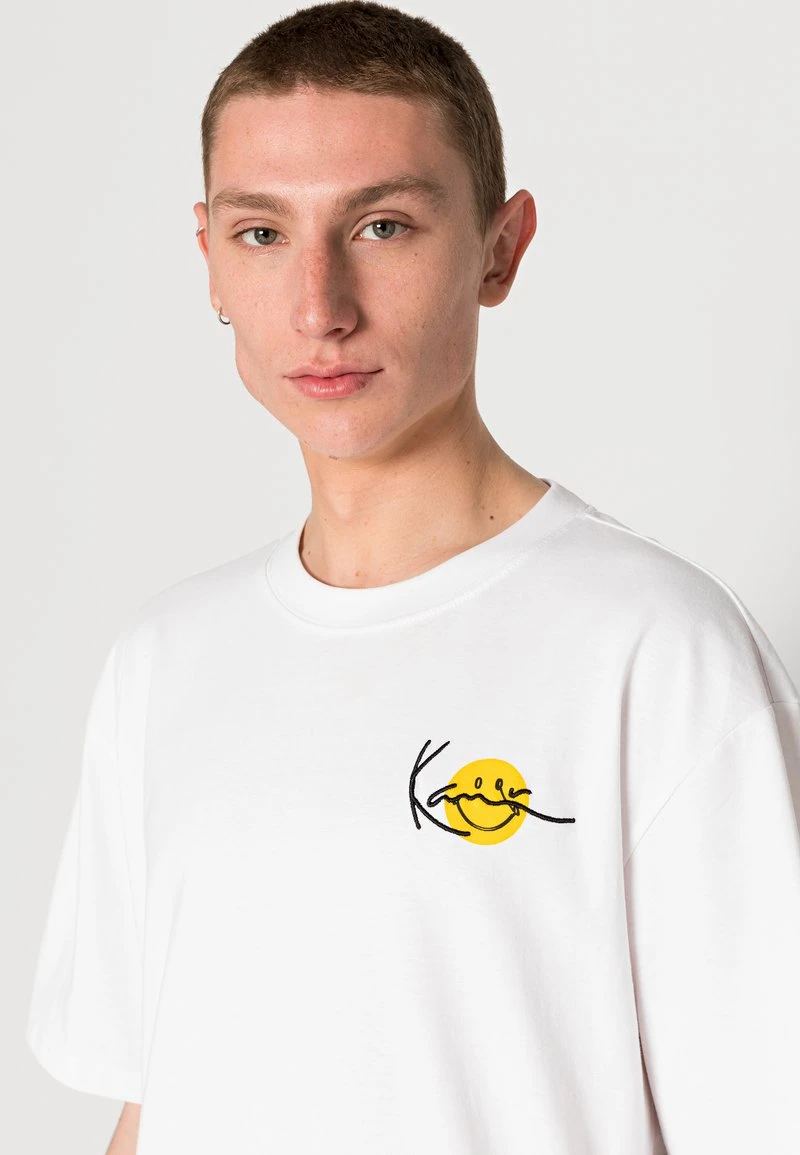 Auslauf ⭐ Karl Kani UNISEX CHEST SIGNATURE PRINT TEE - T-Shirt Print - White ⌛ 5 Auslauf ⭐ Karl Kani UNISEX CHEST SIGNATURE PRINT TEE - T-Shirt Print - White ⌛ – Bild 5