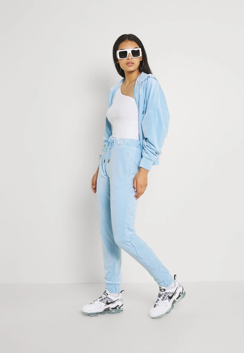 Großhandel 👏 Karl Kani SIGNATURE VELVET PANTS - Jogginghose - Light Blue, Damen 😉 2 Großhandel 👏 Karl Kani SIGNATURE VELVET PANTS - Jogginghose - Light Blue, Damen 😉 – Bild 2