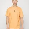 Schlussverkauf ⭐ Karl Kani SMALL SIGNATURE WASHED TEE UNISEX - T-Shirt Print - Light Orange ✨ -Karl Kani Verkäufe 28f8d09b5f454cbea917fe3dded67d0a