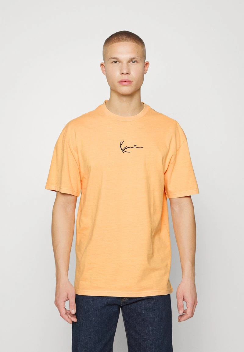 Schlussverkauf ⭐ Karl Kani SMALL SIGNATURE WASHED TEE UNISEX - T-Shirt Print - Light Orange ✨ 1 Schlussverkauf ⭐ Karl Kani SMALL SIGNATURE WASHED TEE UNISEX - T-Shirt Print - Light Orange ✨