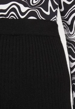 Top 10 🧨 Karl Kani RETRO SLIT - Leggings - Hosen - Black, Damen 🥰 -Karl Kani Verkäufe 293f7bd623634c96b5c078a561d4467c