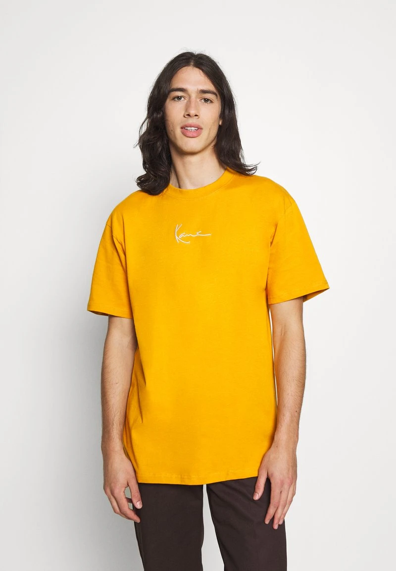 Budget ⭐ Karl Kani SMALL SIGNATURE ESSENTIAL TEE UNISEX - T-Shirt Basic - Dark Yellow 😍 1 Budget ⭐ Karl Kani SMALL SIGNATURE ESSENTIAL TEE UNISEX - T-Shirt Basic - Dark Yellow 😍