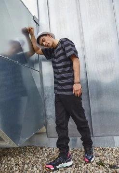 Rabatt 🤩 Karl Kani UNISEX SMALL SIGNATURE SPLIT STRIPE TEE - T-Shirt Print - Dark Grey ✨