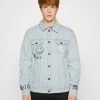 Billig ❤️ KARL KANI X SMILEY® RETRO SCRIBBLE JACKET UNISEX - 👍 Jeansjacke - Bleached Blue 🧨 -Karl Kani Verkäufe 3127ef203e2a4d58bf45a32f99053027