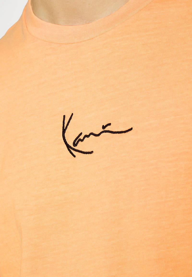 Schlussverkauf ⭐ Karl Kani SMALL SIGNATURE WASHED TEE UNISEX - T-Shirt Print - Light Orange ✨ 6 Schlussverkauf ⭐ Karl Kani SMALL SIGNATURE WASHED TEE UNISEX - T-Shirt Print - Light Orange ✨ – Bild 6