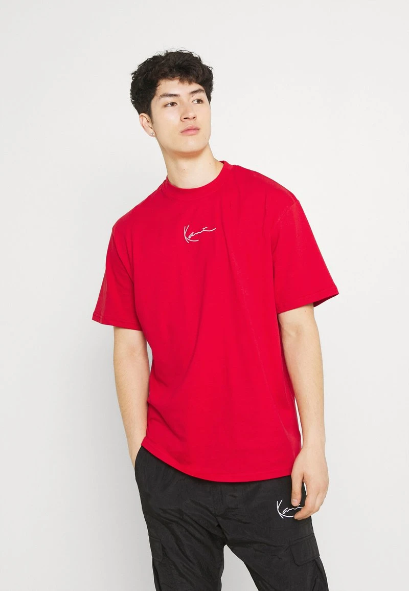 Coupon ⭐ Karl Kani SMALL SIGNATURE TEE UNISEX - T-Shirt Basic - Red 🎁 1 Coupon ⭐ Karl Kani SMALL SIGNATURE TEE UNISEX - T-Shirt Basic - Red 🎁