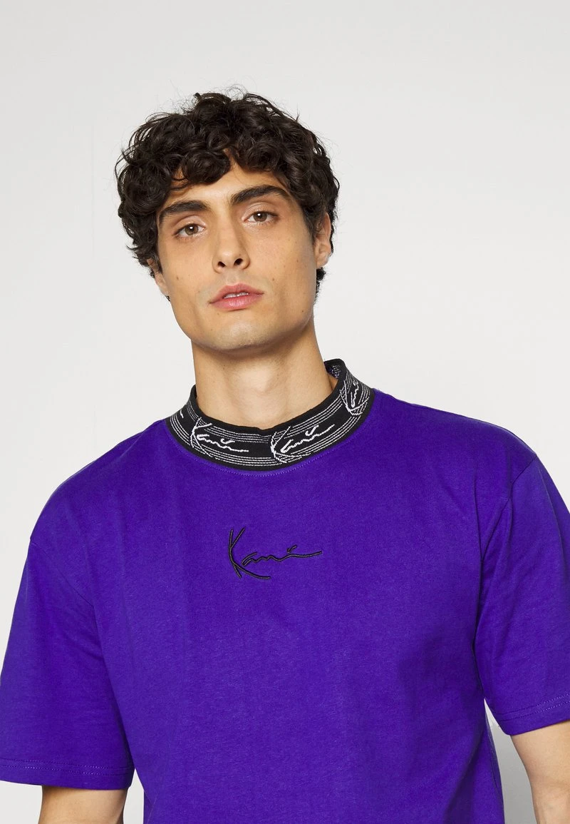 Großhandel 👍 Karl Kani SMALL SIGNATURE TAPE TEE UNISEX - T-Shirt Print - Lilac 🔥 5 Großhandel 👍 Karl Kani SMALL SIGNATURE TAPE TEE UNISEX - T-Shirt Print - Lilac 🔥 – Bild 5