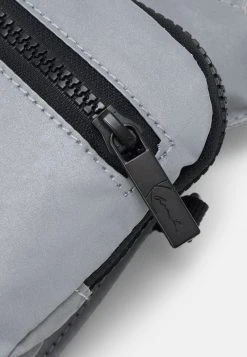 Budget 🌟 Karl Kani SIGNATURE REFLECTIVE CROSSBODY BAG - Umhängetasche - Silver, Unisex 😍 9 Budget 🌟 Karl Kani SIGNATURE REFLECTIVE CROSSBODY BAG - Umhängetasche - Silver, Unisex 😍 -Karl Kani Verkäufe 3a04942241254c3fb710707b9a1a6bc1