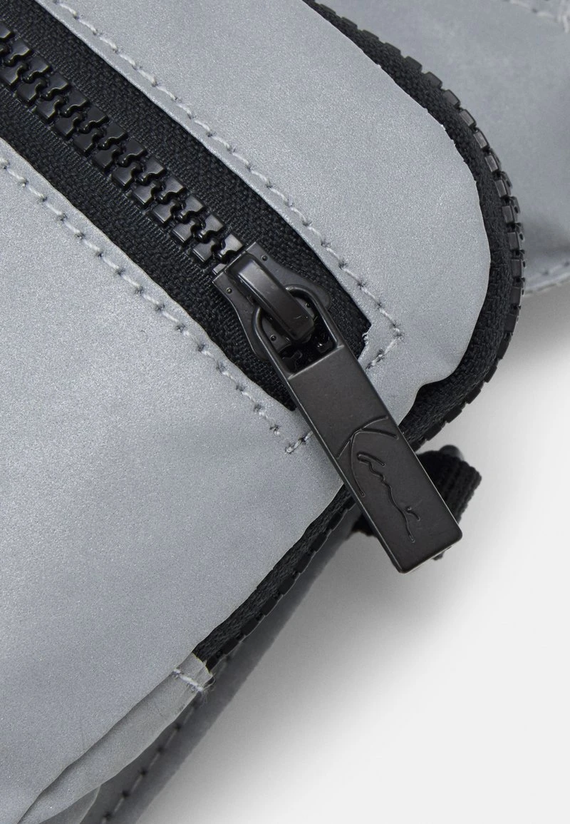 Budget 🌟 Karl Kani SIGNATURE REFLECTIVE CROSSBODY BAG - Umhängetasche - Silver, Unisex 😍 5 Budget 🌟 Karl Kani SIGNATURE REFLECTIVE CROSSBODY BAG - Umhängetasche - Silver, Unisex 😍 – Bild 5