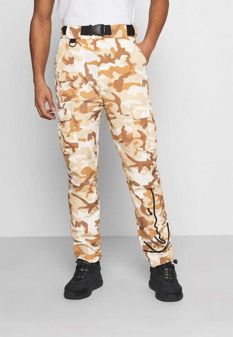 Rabatt ⭐ Karl Kani SIGNATURE CAMO CRINCLE PANTS - Cargohose - Beige/sand, Herren 👍 1 Rabatt ⭐ Karl Kani SIGNATURE CAMO CRINCLE PANTS - Cargohose - Beige/sand, Herren 👍