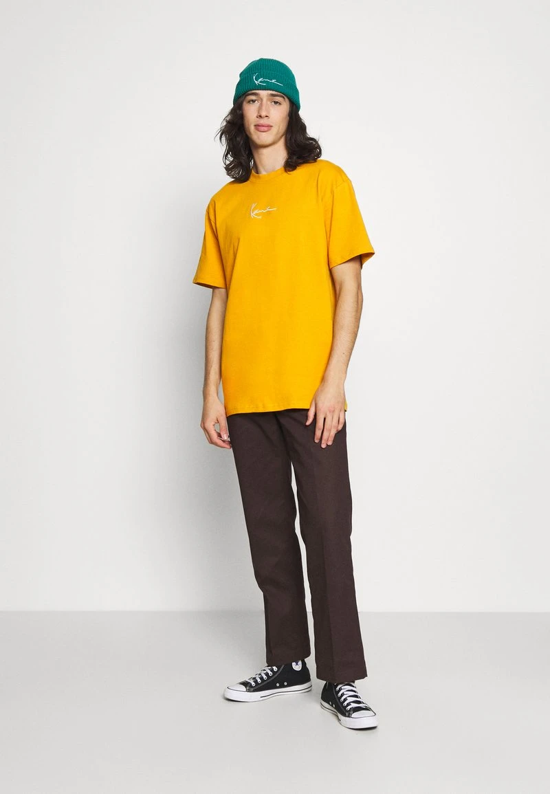 Budget ⭐ Karl Kani SMALL SIGNATURE ESSENTIAL TEE UNISEX - T-Shirt Basic - Dark Yellow 😍 2 Budget ⭐ Karl Kani SMALL SIGNATURE ESSENTIAL TEE UNISEX - T-Shirt Basic - Dark Yellow 😍 – Bild 2
