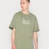 Beste Bewertungen von 🧨 Karl Kani SIGNATURE TEE UNISEX - T-Shirt Print - Military Green 🤩