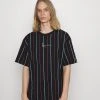 Großhandel 👍 Karl Kani SMALL SIGNATURE PINSTRIPE TEE - T-Shirt Print - Black, Herren 😀 -Karl Kani Verkäufe 45b8fedd7987489cb9f2360dfe6658d6
