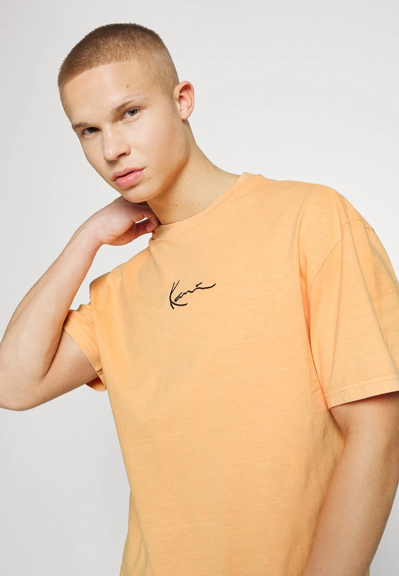 Schlussverkauf ⭐ Karl Kani SMALL SIGNATURE WASHED TEE UNISEX - T-Shirt Print - Light Orange ✨ 4 Schlussverkauf ⭐ Karl Kani SMALL SIGNATURE WASHED TEE UNISEX - T-Shirt Print - Light Orange ✨ – Bild 4