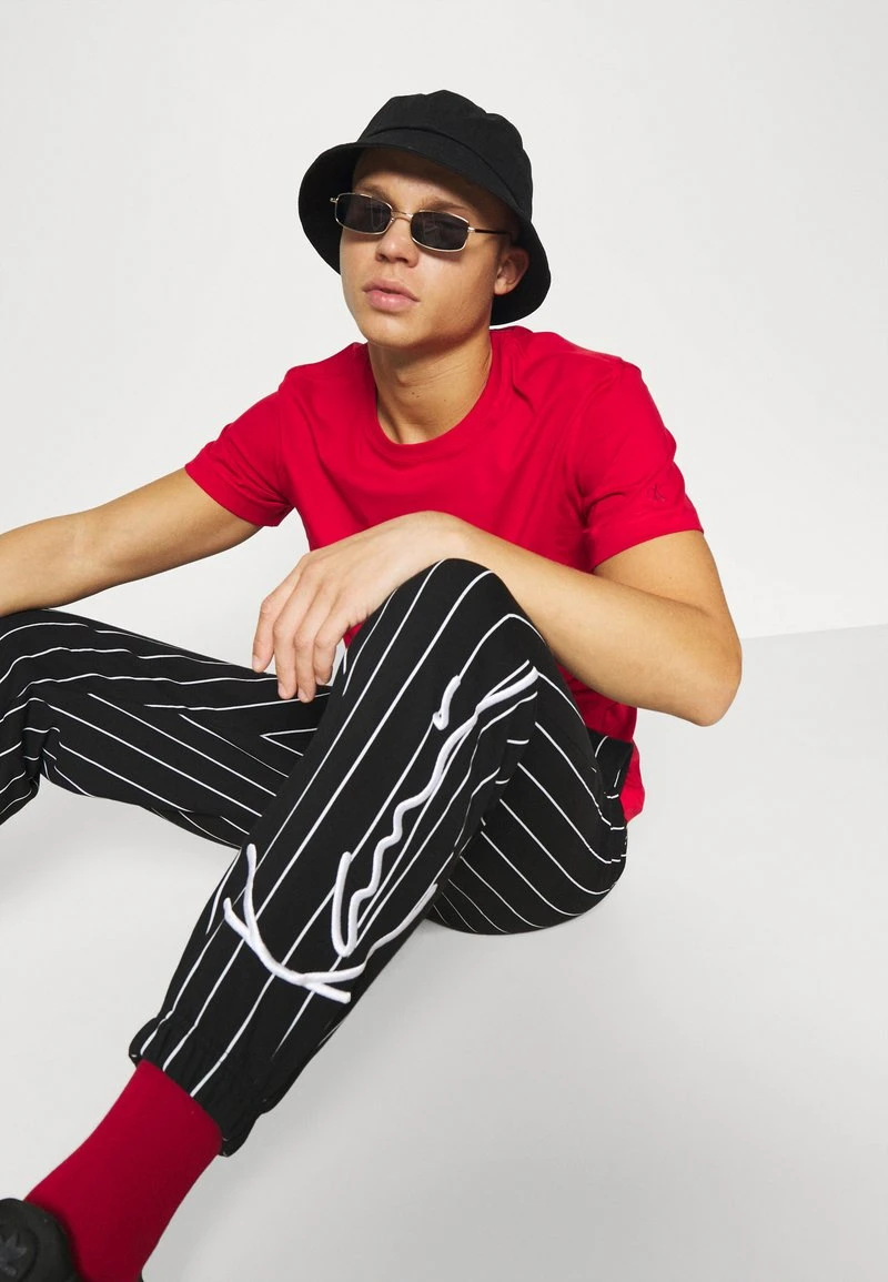 Am billigsten ⌛ Karl Kani SIGNATURE PINSTRIPE PANTS UNISEX - Jogginghose - Black 🎉 4 Am billigsten ⌛ Karl Kani SIGNATURE PINSTRIPE PANTS UNISEX - Jogginghose - Black 🎉 – Bild 4