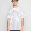 Coupon ✨ Karl Kani SMALL SIGNATURE PINSTRIPE TEE UNISEX - T-Shirt Print - White/black 🛒 -Karl Kani Verkäufe 4a06cd118e9c468eb3a670995fdec94d