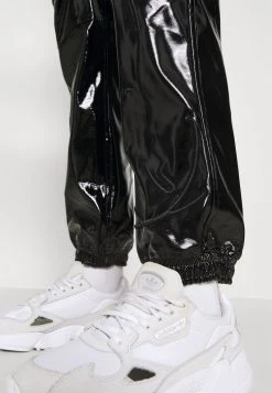 Rabatt 🔔 Karl Kani SIGNATURE GLOSSY PANTS - Stoffhose - Black, Damen ✨ -Karl Kani Verkäufe 4adf35d20a574935a6a068ebb9ceb3c8