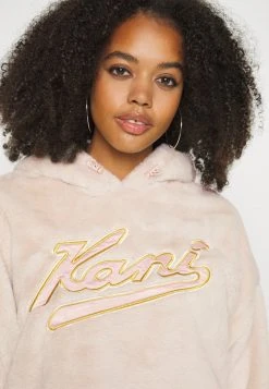 Angebote 🥰 Karl Kani VARSITY HOODIE - Kapuzenpullover - Cream, Damen 🔥 9 Angebote 🥰 Karl Kani VARSITY HOODIE - Kapuzenpullover - Cream, Damen 🔥 -Karl Kani Verkäufe 4b02765ddc5a4c1c87f406755667c15b