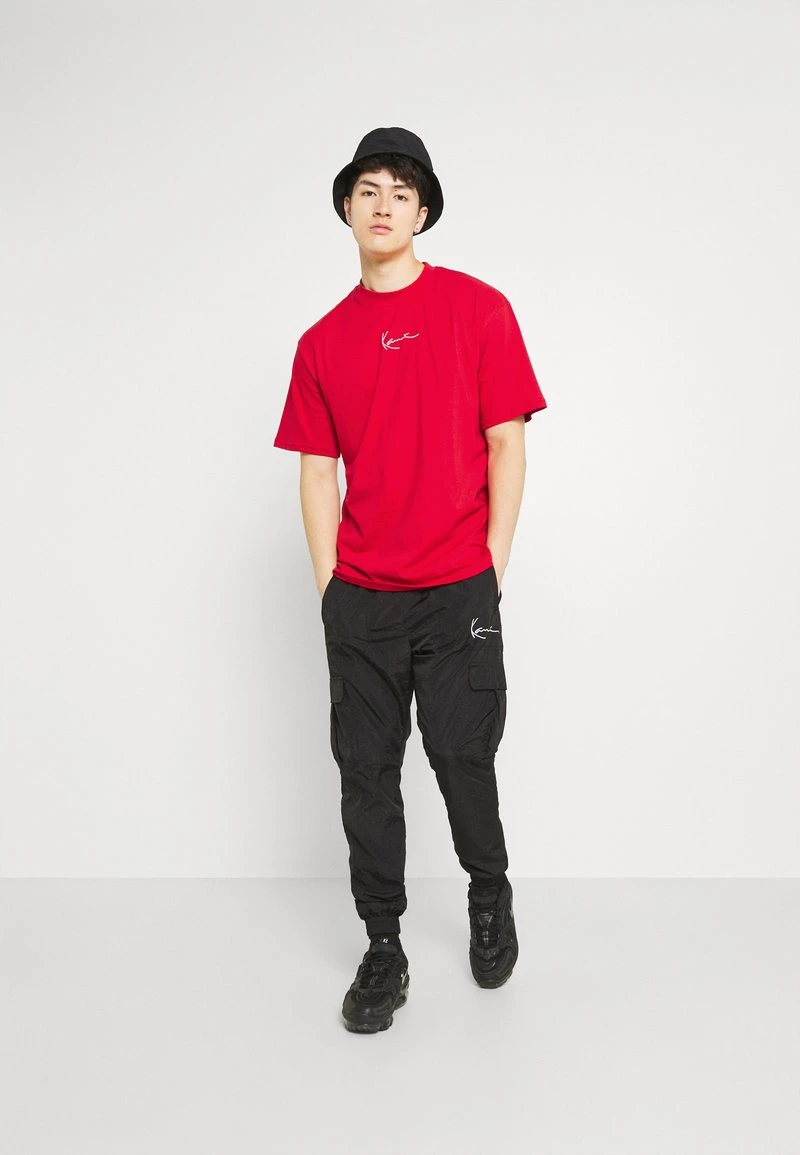 Coupon ⭐ Karl Kani SMALL SIGNATURE TEE UNISEX - T-Shirt Basic - Red 🎁 2 Coupon ⭐ Karl Kani SMALL SIGNATURE TEE UNISEX - T-Shirt Basic - Red 🎁 – Bild 2