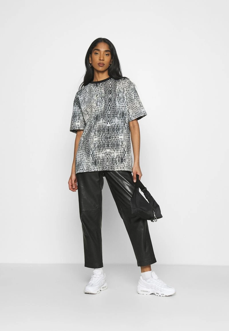 Coupon 🎉 Karl Kani SMALL SIGNATURE SNAKE OVERSIZE TEE - T-Shirt Print - White, Damen ✨ 2 Coupon 🎉 Karl Kani SMALL SIGNATURE SNAKE OVERSIZE TEE - T-Shirt Print - White, Damen ✨ – Bild 2