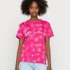 Am billigsten ❤️ Karl Kani SIGNATURE FLOWER TEE - T-Shirt Print - Pink, Damen ⭐