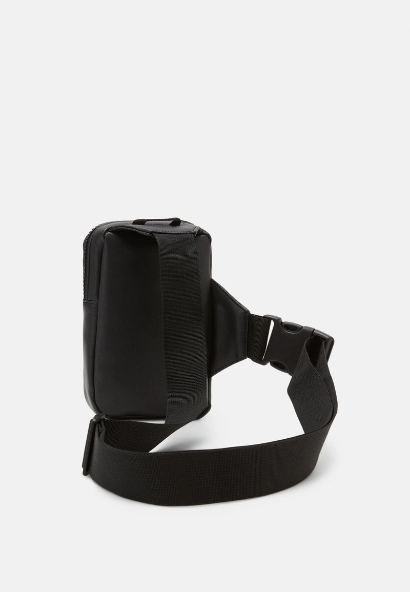 Top 10 🎁 Karl Kani SIGNATURE CROSSBODY BAG UNISEX - Umhängetasche - Black ✨ 2 Top 10 🎁 Karl Kani SIGNATURE CROSSBODY BAG UNISEX - Umhängetasche - Black ✨ – Bild 2