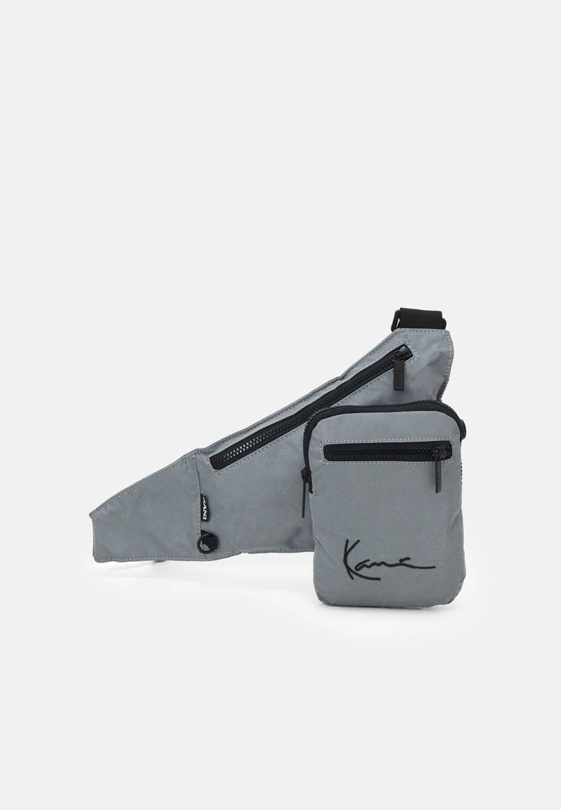 Budget 🌟 Karl Kani SIGNATURE REFLECTIVE CROSSBODY BAG - Umhängetasche - Silver, Unisex 😍 1 Budget 🌟 Karl Kani SIGNATURE REFLECTIVE CROSSBODY BAG - Umhängetasche - Silver, Unisex 😍