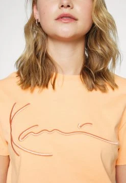 Angebote ✔️ Karl Kani SIGNATURE TEE - T-Shirt Print - Orange, Damen 🔥 -Karl Kani Verkäufe 651fee74c2fa4169a89ba658fbe78cb7