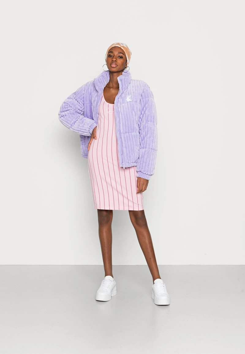 Billig ⭐ Karl Kani SMALL SIGNATURE PINSTRIPE DRESS - Jerseykleid - Rose, Damen 💯 2 Billig ⭐ Karl Kani SMALL SIGNATURE PINSTRIPE DRESS - Jerseykleid - Rose, Damen 💯 – Bild 2