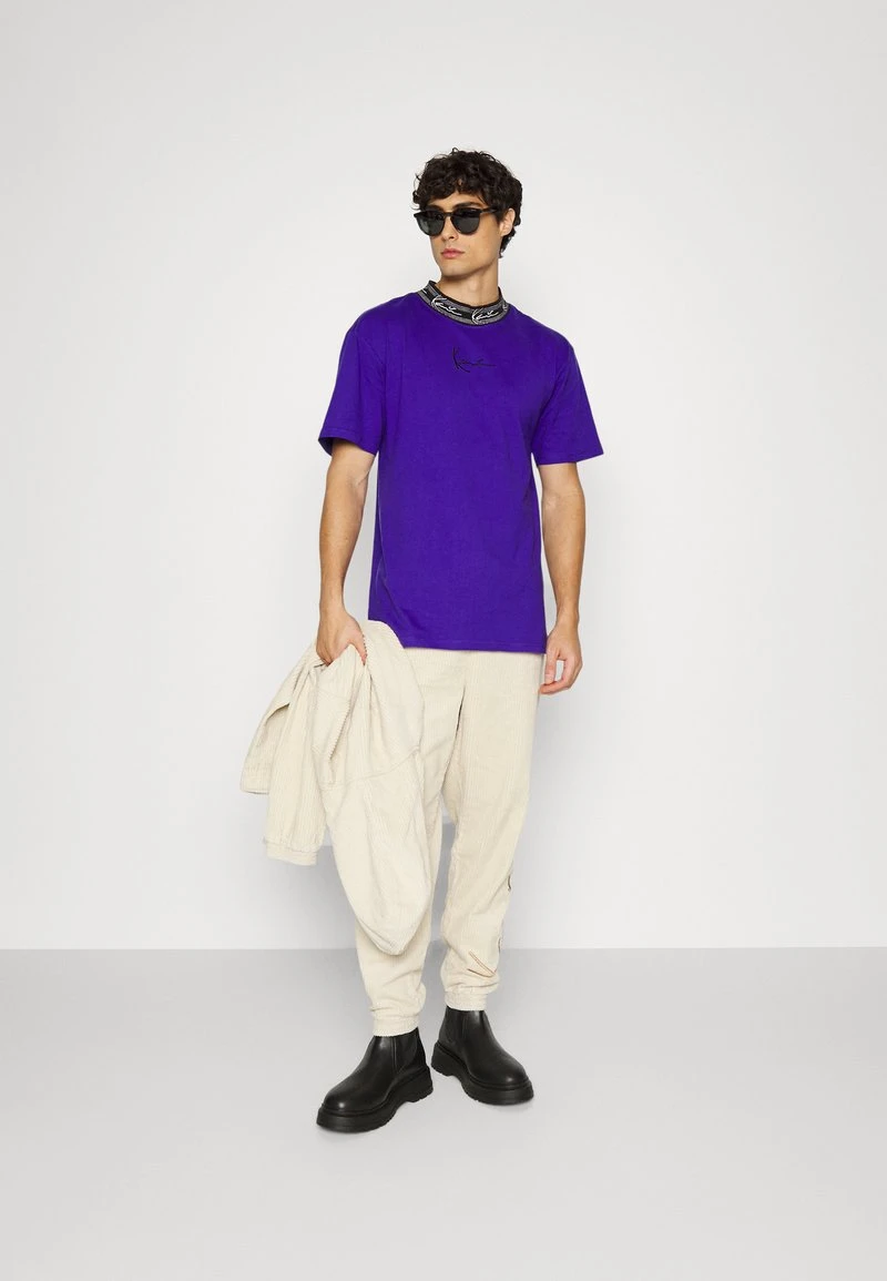 Großhandel 👍 Karl Kani SMALL SIGNATURE TAPE TEE UNISEX - T-Shirt Print - Lilac 🔥 2 Großhandel 👍 Karl Kani SMALL SIGNATURE TAPE TEE UNISEX - T-Shirt Print - Lilac 🔥 – Bild 2