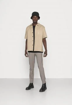 Brandneu 🌟 Karl Kani CHEST SIGNATURE SHORT SLEEVE - Hemd - Military Green, Herren 👍 -Karl Kani Verkäufe 67fba40fd9404167a3cf47c3827337ba