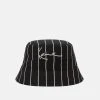 Bester Verkauf 🎁 Karl Kani SIGNATURE PINSTRIPE BUCKET HAT UNISEX - Hut - Black ⌛ -Karl Kani Verkäufe 71ac02728a044aea80260a8a9277fdc3