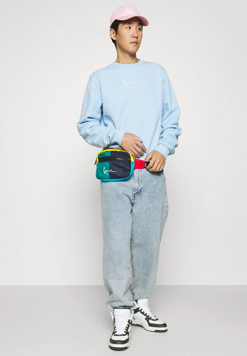 Bestes Angebot ❤️ Karl Kani UNISEX SMALL SIGNATURE CREW - Sweatshirt - Light Blue ✔️ 2 Bestes Angebot ❤️ Karl Kani UNISEX SMALL SIGNATURE CREW - Sweatshirt - Light Blue ✔️ – Bild 2