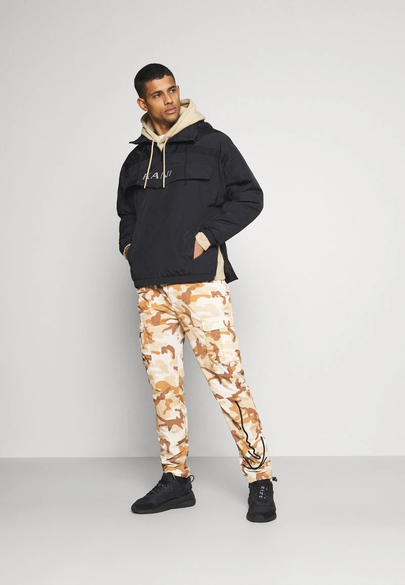 Rabatt ⭐ Karl Kani SIGNATURE CAMO CRINCLE PANTS - Cargohose - Beige/sand, Herren 👍 2 Rabatt ⭐ Karl Kani SIGNATURE CAMO CRINCLE PANTS - Cargohose - Beige/sand, Herren 👍 – Bild 2