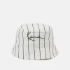 Neu 🥰 Karl Kani SIGNATURE PINSTRIPE BUCKET HAT UNISEX - Hut - White ⭐ -Karl Kani Verkäufe 7906cccaef9b4665b3b403de2f6c22e3