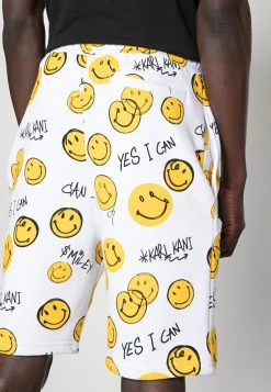 Rabatt ✔️ KARL KANI X SMILEY® SMALL SIGNATURE UNISEX - Shorts - White 🤩 9 Rabatt ✔️ KARL KANI X SMILEY® SMALL SIGNATURE UNISEX - Shorts - White 🤩 -Karl Kani Verkäufe 7cb74dd4a6884505b129aa4f7a3a6224