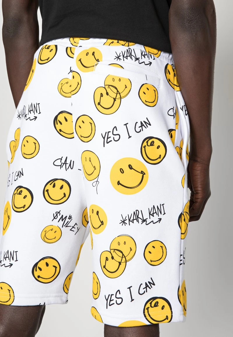 Rabatt ✔️ KARL KANI X SMILEY® SMALL SIGNATURE UNISEX - Shorts - White 🤩 5 Rabatt ✔️ KARL KANI X SMILEY® SMALL SIGNATURE UNISEX - Shorts - White 🤩 – Bild 5