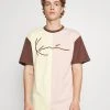 Coupon 👍 Karl Kani UNISEX SIGNATURE BLOCK TEE - T-Shirt Print - Light Yellow ✔️ -Karl Kani Verkäufe 7f5f114744d641f4a3fe90b637d0530b