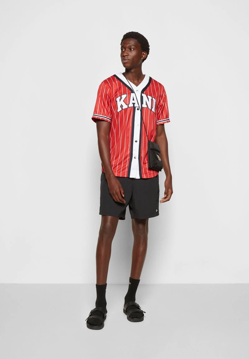 Rabatt 🧨 Karl Kani SERIF ⚾ BASEBALL SHIRT - Hemd - Red, Herren ⭐ 2 Rabatt 🧨 Karl Kani SERIF ⚾ BASEBALL SHIRT - Hemd - Red, Herren ⭐ – Bild 2