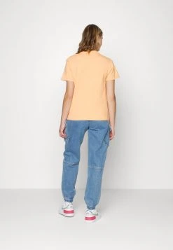 Angebote ✔️ Karl Kani SIGNATURE TEE - T-Shirt Print - Orange, Damen 🔥 -Karl Kani Verkäufe 824719edcf884caa914f4fc054a5a0de